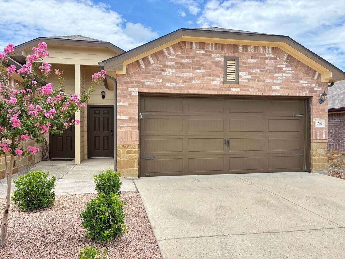 Foto principal - Serene Haven: Beautiful Duplex Living in N...