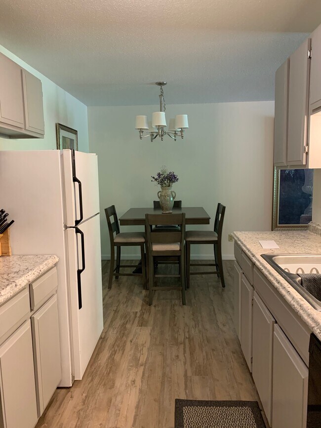 215 Barry Ave S Unit 212, Wayzata, MN 55391 Condo for Rent in Wayzata