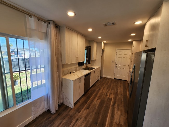 Building Photo - 1364 Belle St