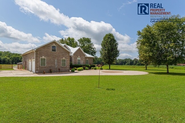 Building Photo - Amazing Horse property in Manchester! Pool...