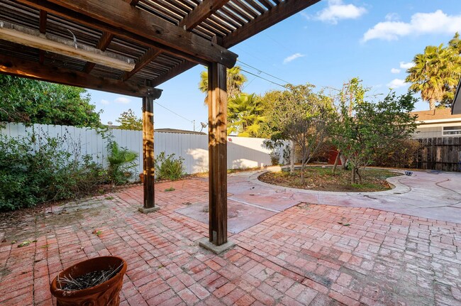 Building Photo - So many bathrooms!