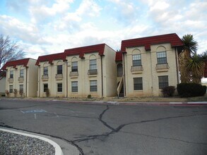 Building Photo - 813 Country Club Dr SE