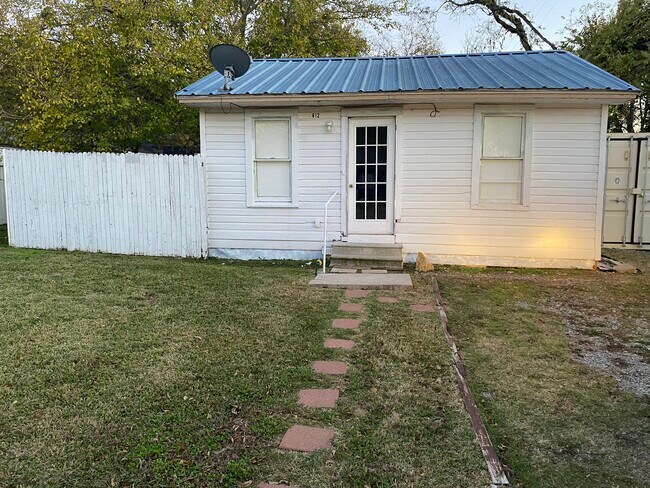 Building Photo - 612 E Odneal St