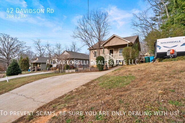 Building Photo - Modern bungalow, pet friendly with fenced ...