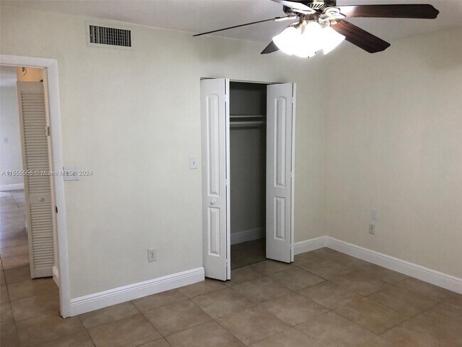 Building Photo - 10790 N Kendall Dr