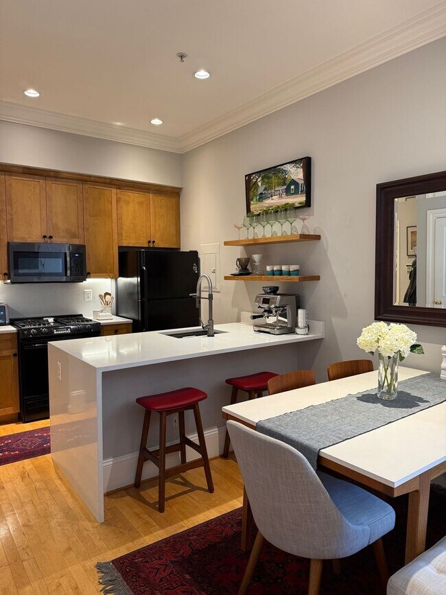 Foto del edificio - Charming 2BR | 2BA Condo in Logan Circle