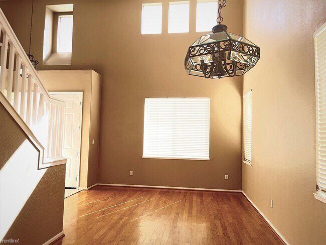 Building Photo - 3 br, 2.5 bath House - 727 Sunlight Dr