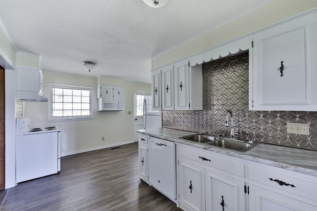 Building Photo - 4 BD, 2 BA Charming Brick Home in Dresden!