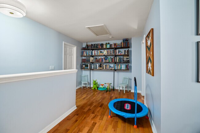 Building Photo - 2213 Green Trails Dr