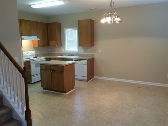 Building Photo - 121 Haywood Lane