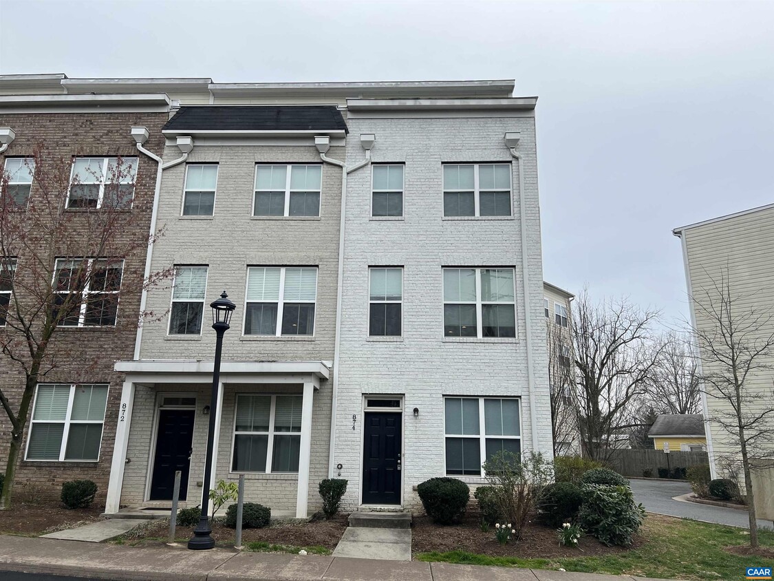 Primary Photo - 874 Estes St
