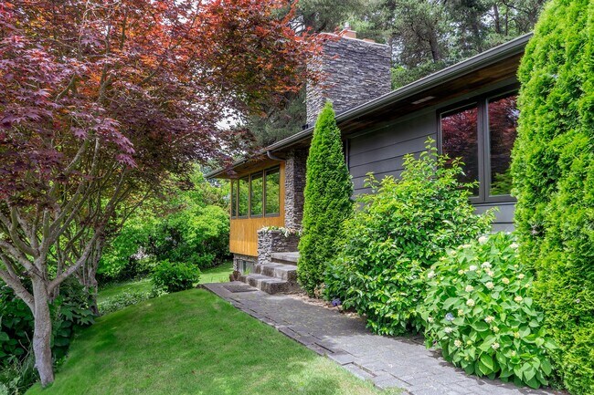 Foto del edificio - 2 Level Mid-Century home for lease! Tour today!