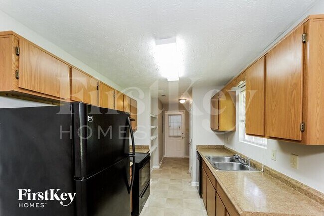 Foto del edificio - 6093 Lynwood Dr
