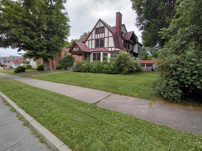 Casa y terrenos - 51 Grand Ave