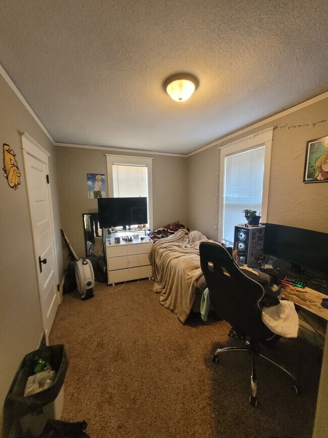 Foto del edificio - AVAILABLE JUNE - 3 Bed 1 Bath w/ Bonus Attic Hangout