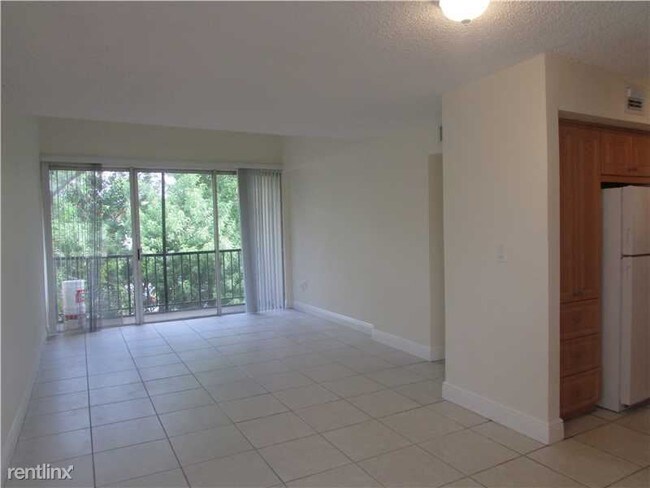 Building Photo - 8810 Fontainebleau Blvd