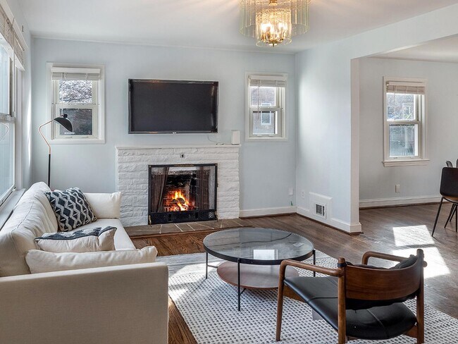 Foto del edificio - Room in 5 Bedroom Home at 3100 Central Ave Ne