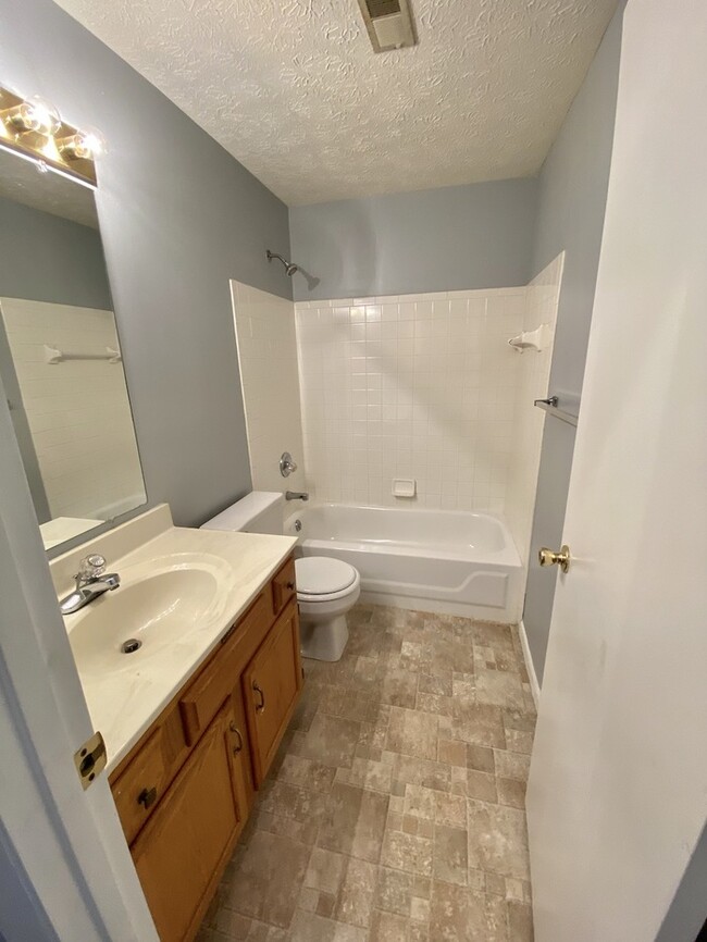 Building Photo - 27 Rio Grande Cir