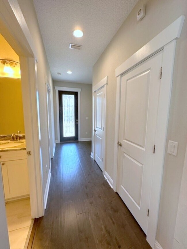 Foto del edificio - Great South Tampa 4BR/3BA townhome with 2 ...