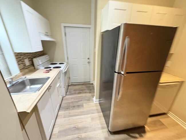 Building Photo - 1 Bedroom Main Floor With In-suite Laundry and Parking