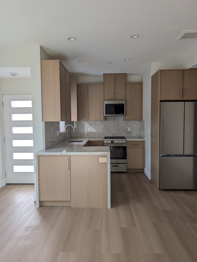 Foto del edificio - 6330 Mary Ellen Ave