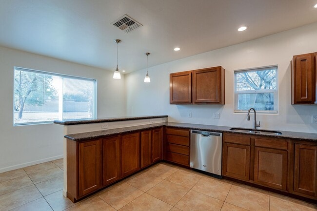 Building Photo - 436 E Waverly St