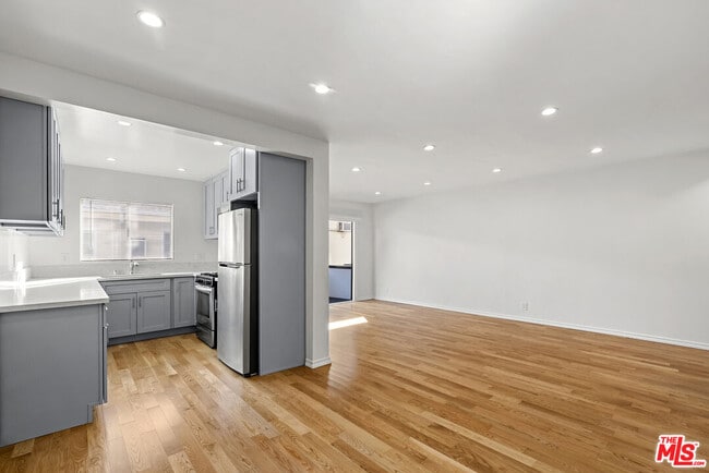 Building Photo - 1425 N Harper Ave