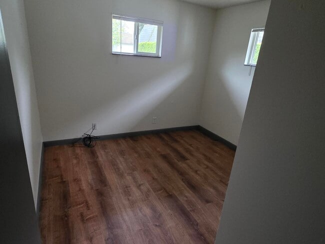 Building Photo - 354 Catron St N