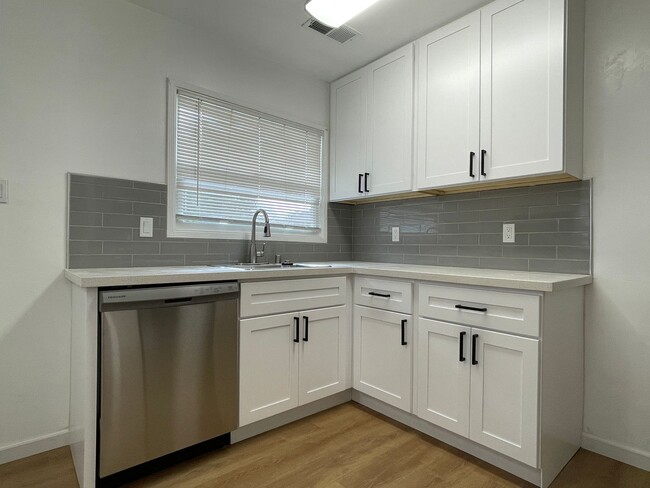 Foto del edificio - 2088-2092 Heatherdale Ave