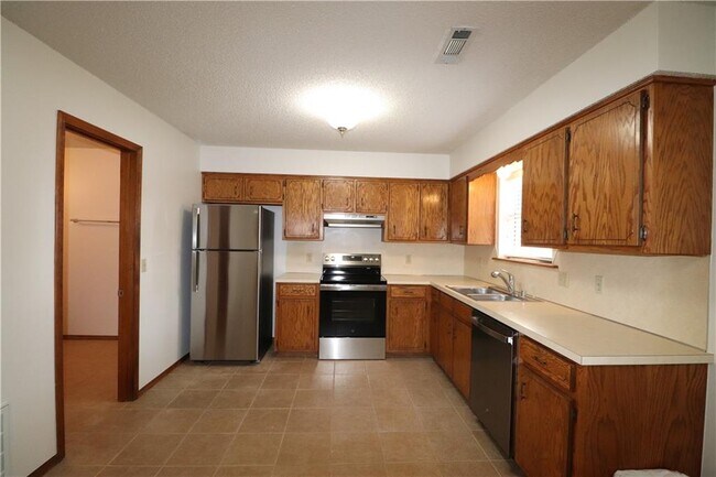 Building Photo - 2701 Dividend Dr