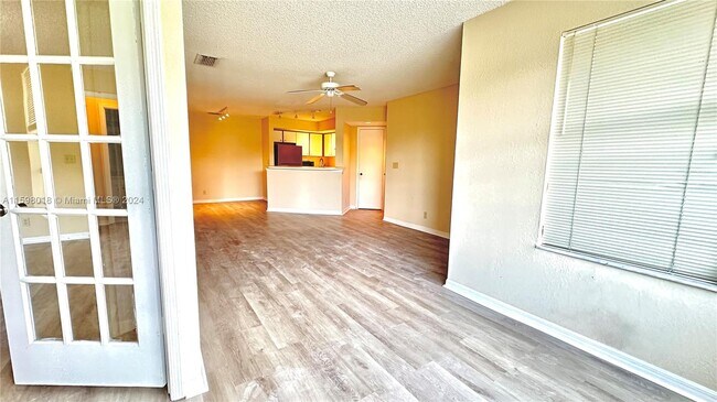 Foto del edificio - 3310 Pinewalk Dr N