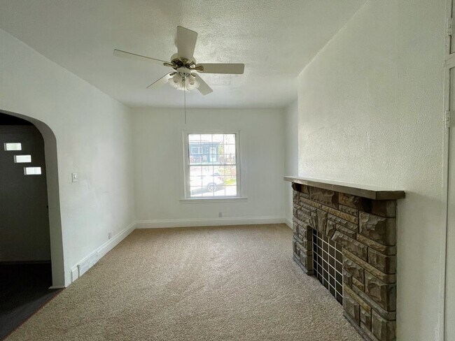 Photo - 4 bed 3 bath - Brighton Heights - HUGE house, large rooms, spacious kitchen