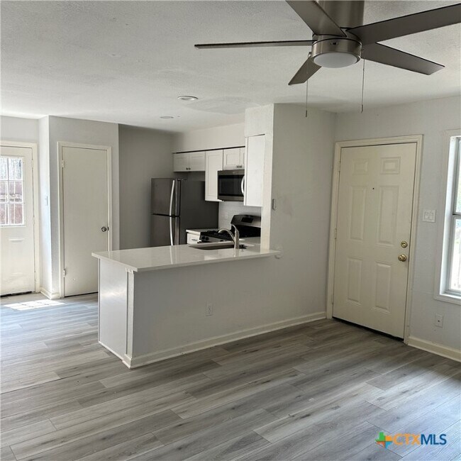 Foto del edificio - 608 Bracewood Cir