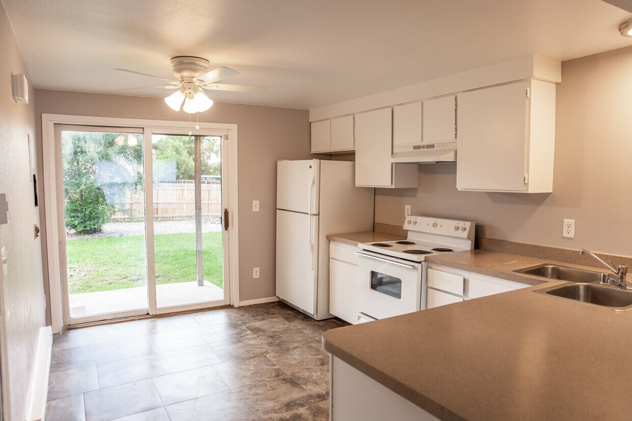 Large kitchen with ceiling fan. Walk out patio - 3595 S King St