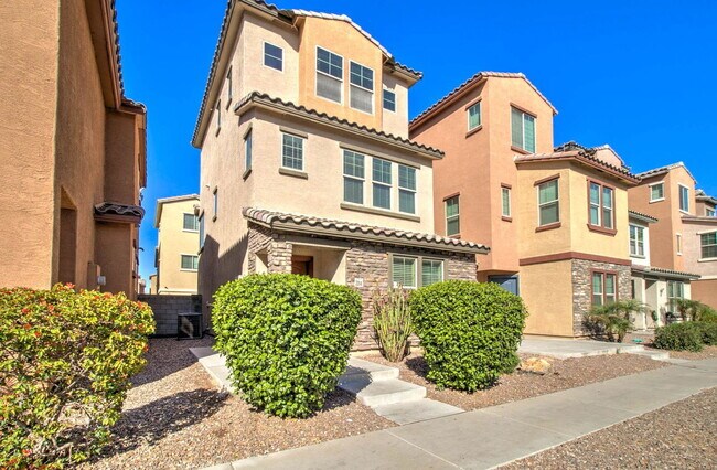 Building Photo - 2014 N 77th Dr