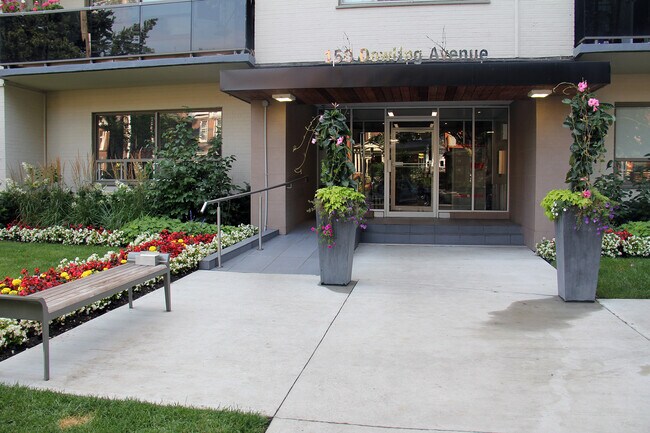 Photo du bâtiment - 99, 150 Dowling Avenue