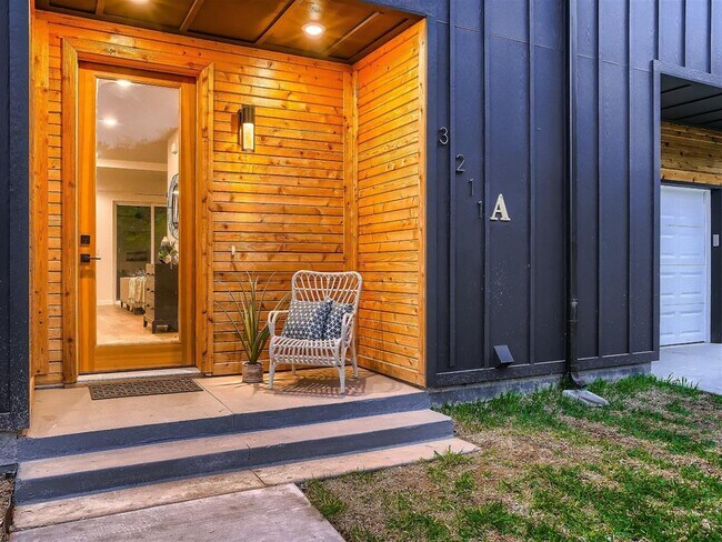 Building Photo - 3211 Dolphin Dr