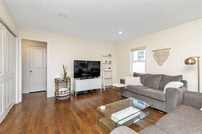 Foto del edificio - 228 E Market St