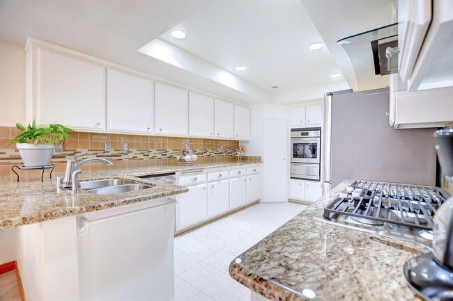 Building Photo - 817 Revere Dr