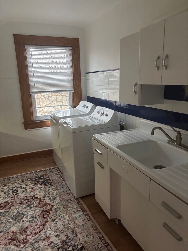 Building Photo - 554 Eastern Pky