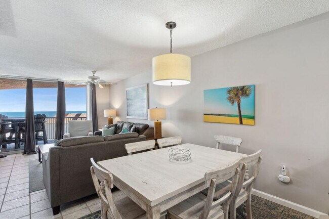 Foto del edificio - 633 W Beach Blvd