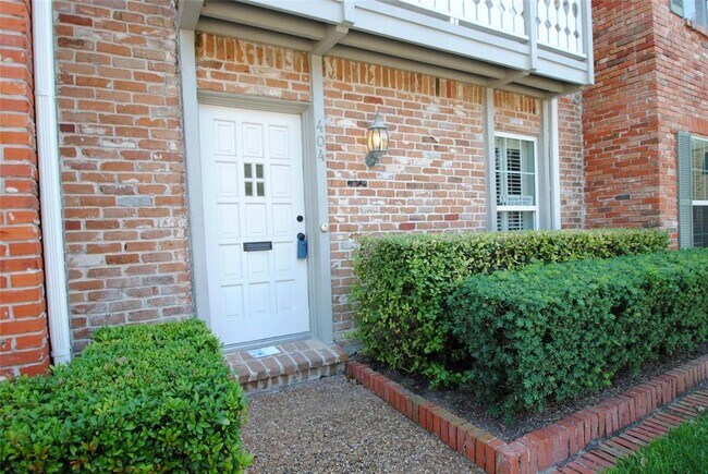 Building Photo - 404 Bendwood Dr