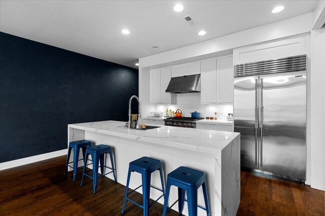 Foto del edificio - 2749 N Lakewood Ave