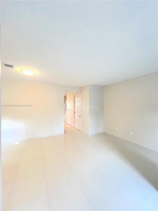Building Photo - 933 NE 42nd Pl