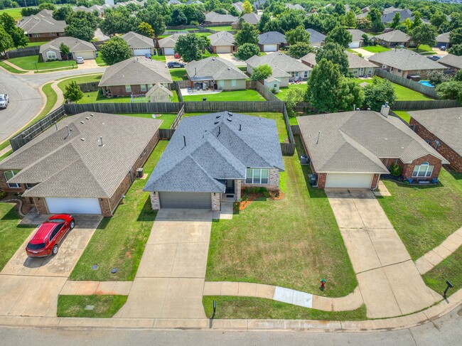 Foto del edificio - Charming home in North Edmond + Deer Creek Schools