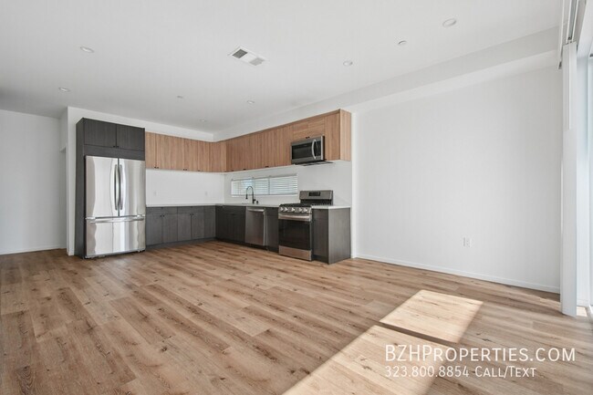 Foto del edificio - 662 1/2 N Mariposa Ave-