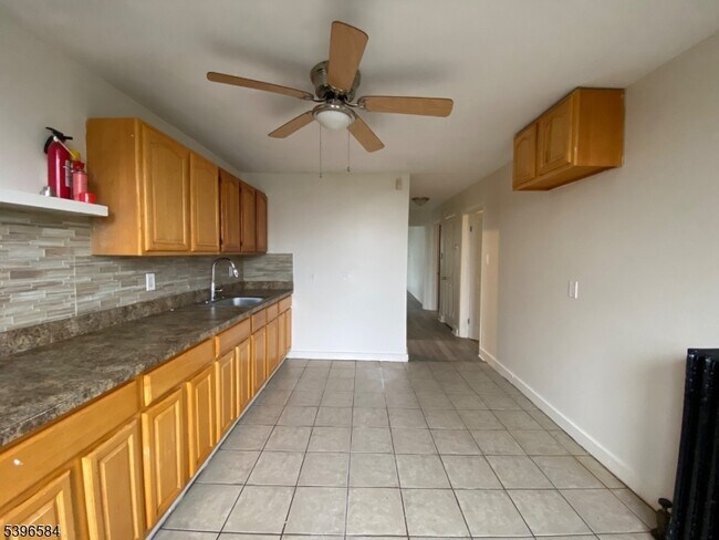 Foto del edificio - 130 Milford Ave