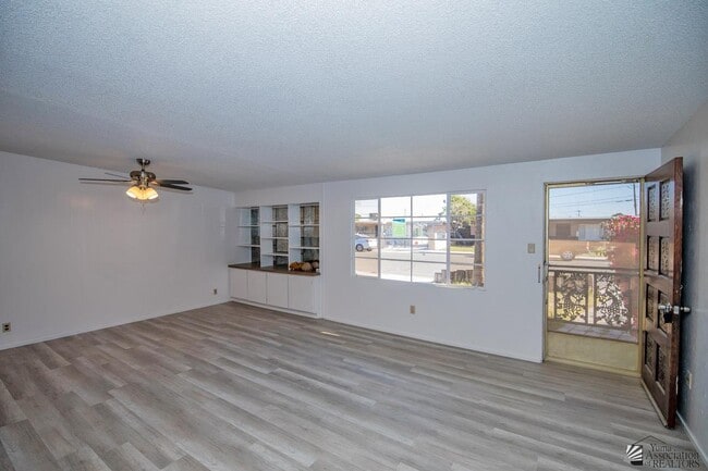 Building Photo - 252 W Lowell Dr