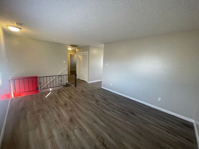 Building Photo - Amazing 2 Bedroom 1 Bathroom! Centrally Lo...