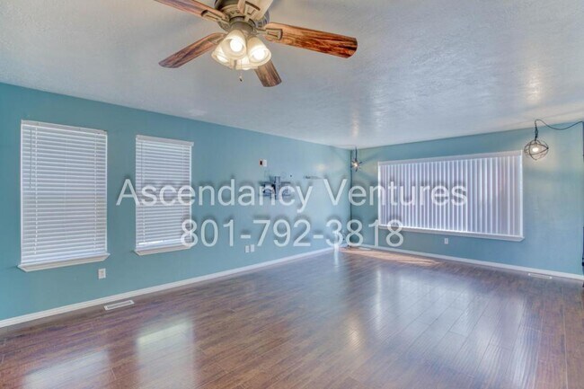 Building Photo - 1483 N Clemente Wy